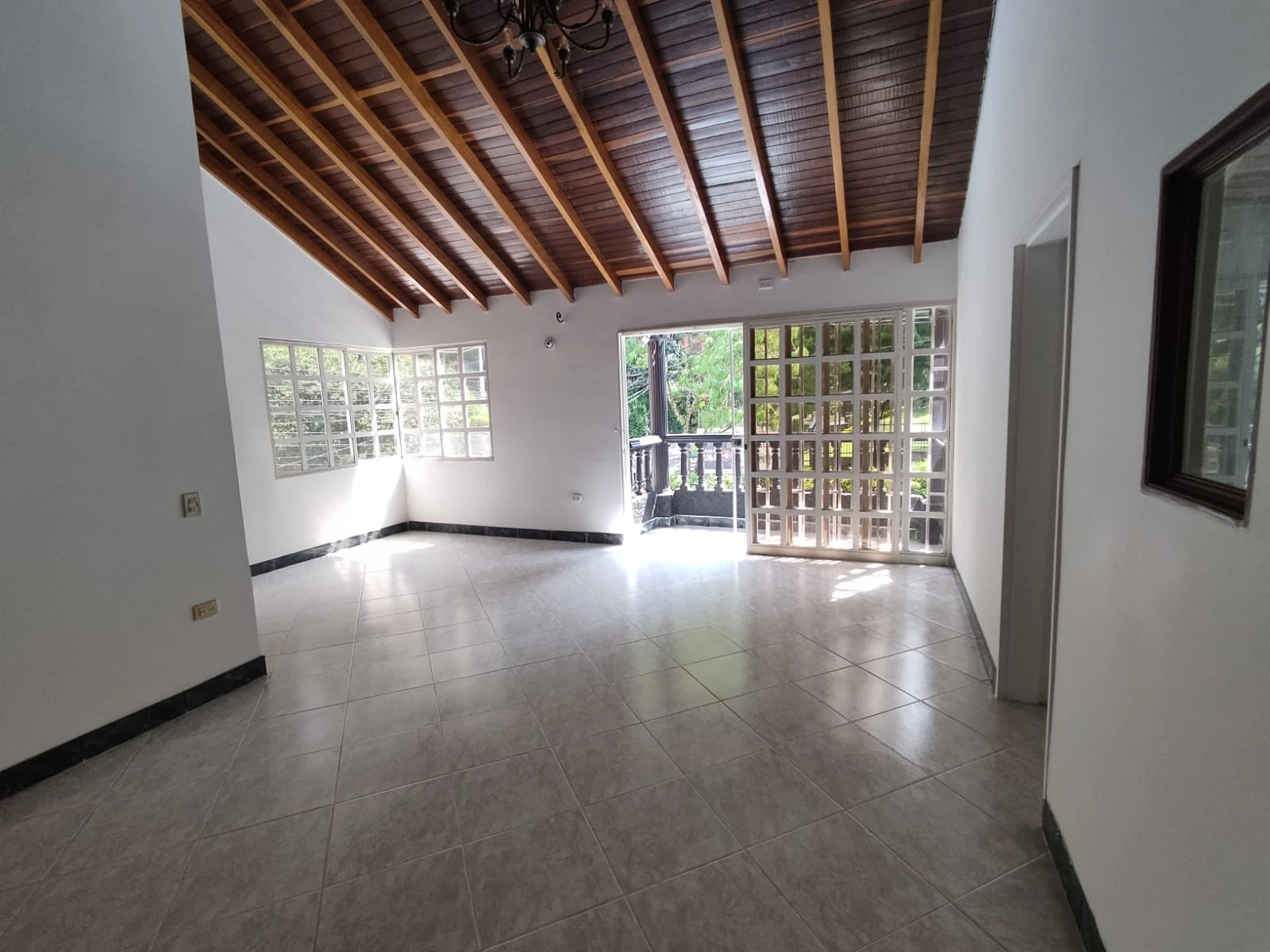 Casa comercial y residencial en Arriendo, sector cumbres envigado