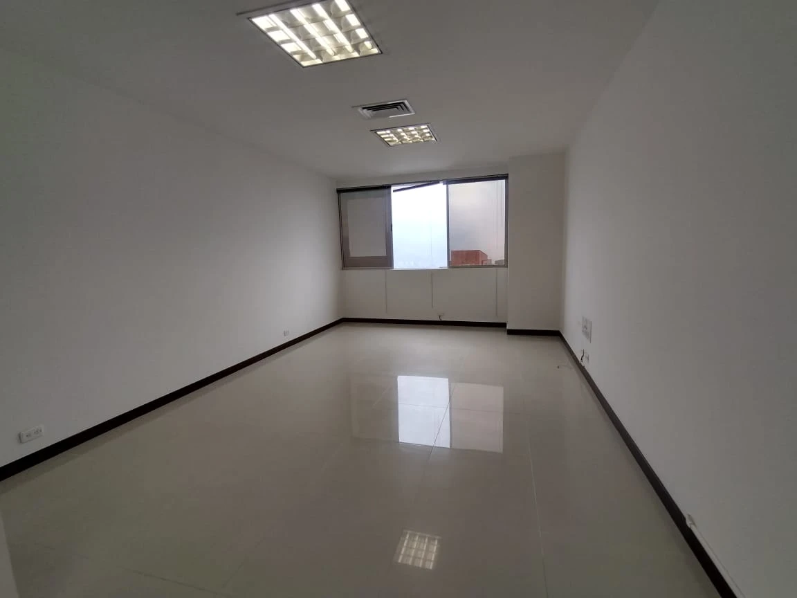 Oficina en arriendo sector Transversal Superior