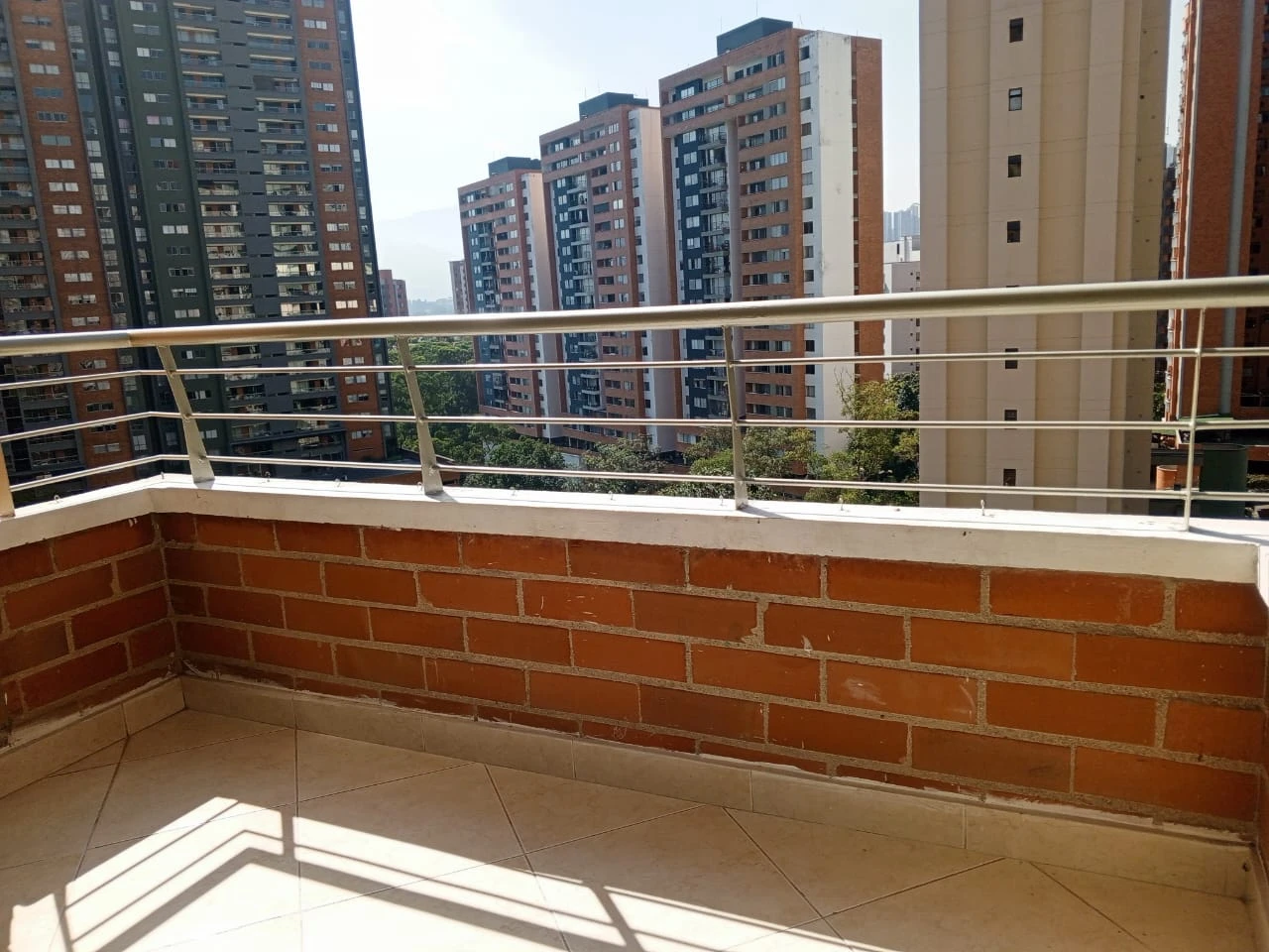 Apartamento en arriendo Loma de los  Bernal 