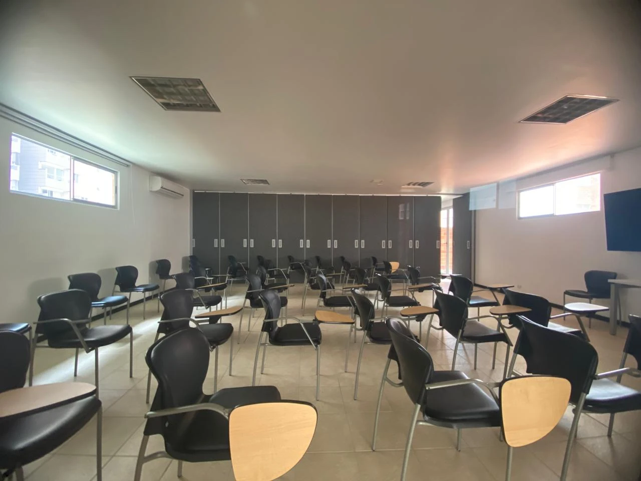 Arriendo Oficina en el Poblado  ciudad del Rio