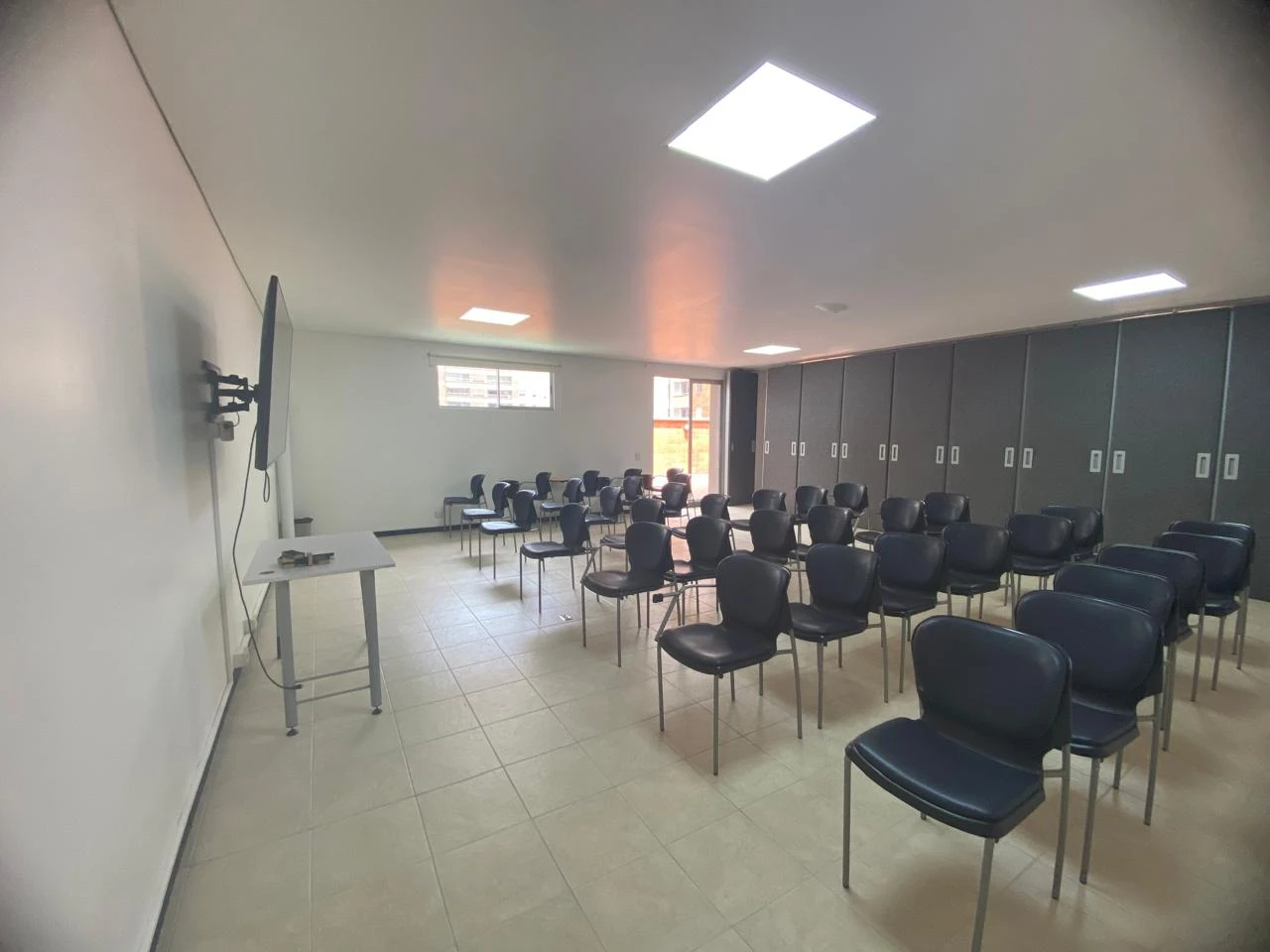 Arriendo Oficina en el Poblado  ciudad del Rio