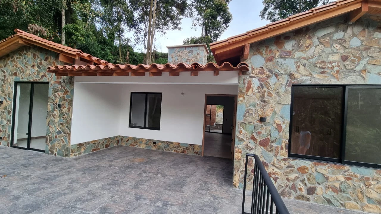 Casa campestre en arriendo en vereda el tablazo
