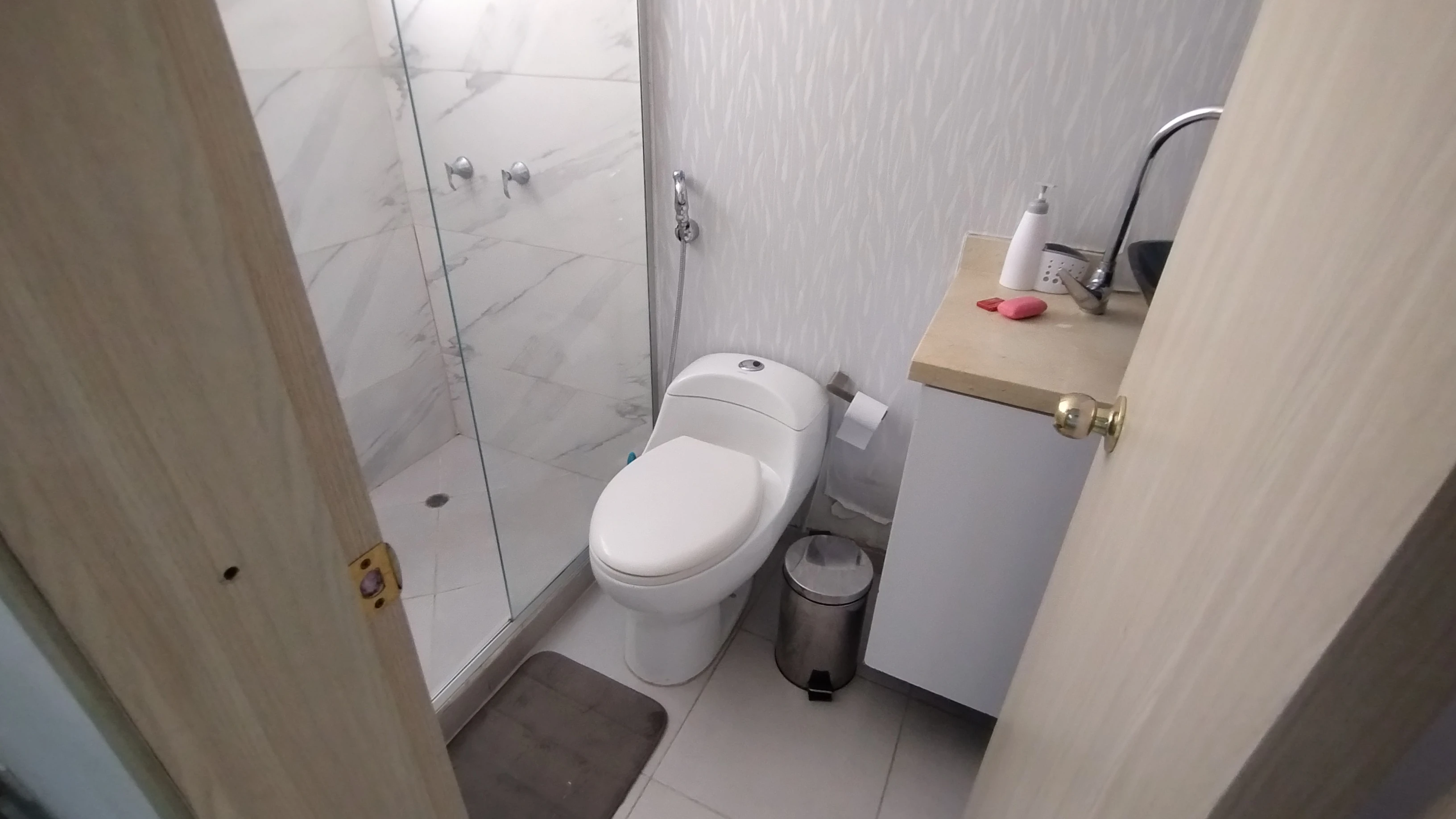 APARTAMENTO EN ARRIENDO AMOBLADO EN RIOMAR 