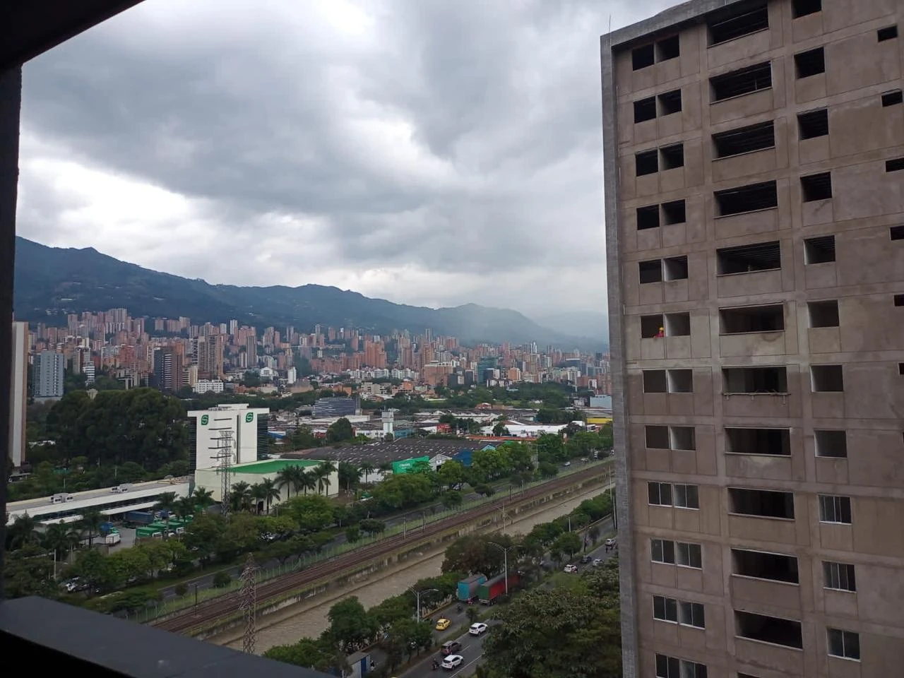 Aparta Estudio en Arriendo sector Santa Fe al frente de Ciudad del Rio