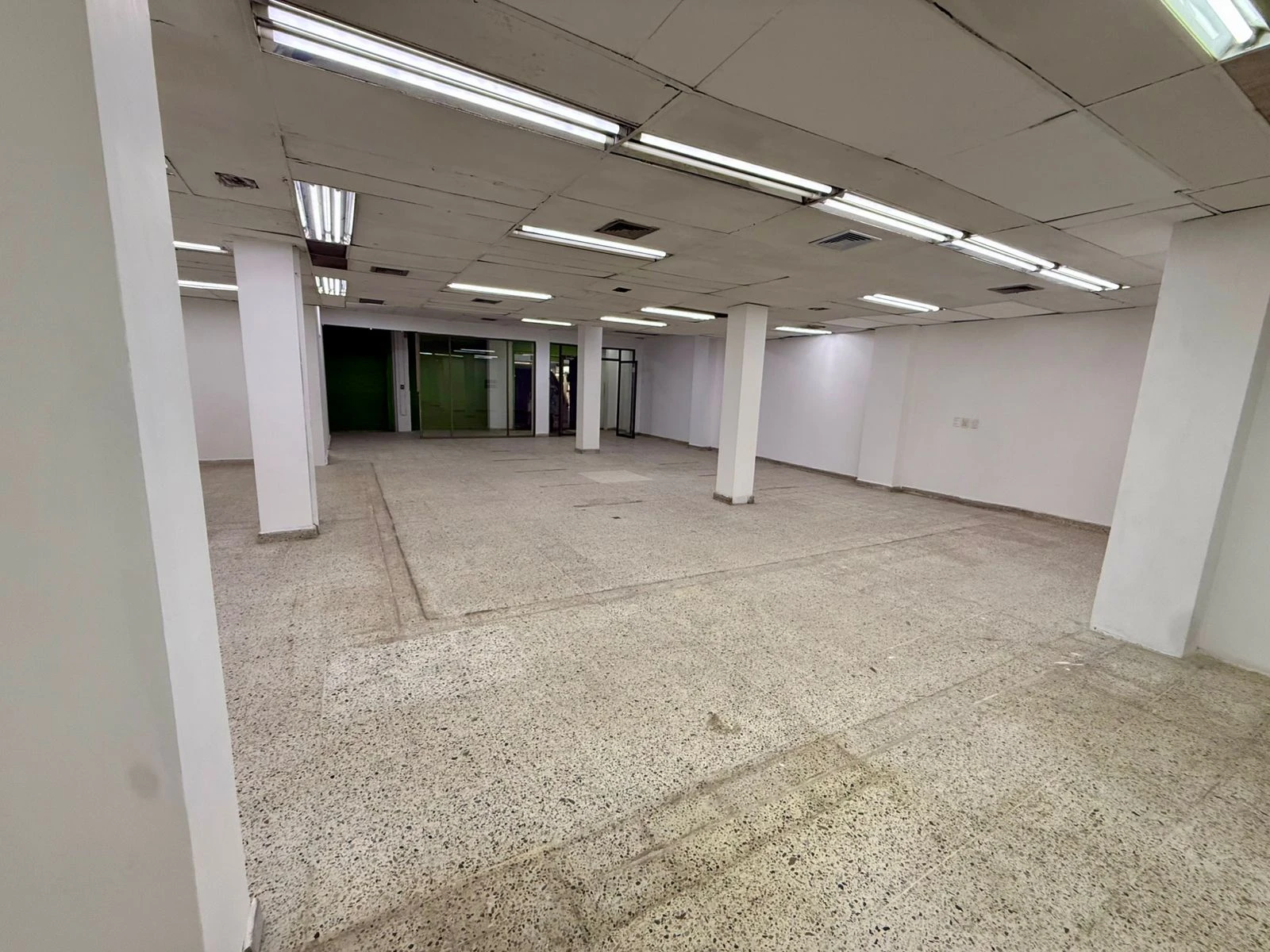 LOCAL COMERCIAL EN UBICACIÓN ESTRATÉGICA – CENTRO DE RIONEGRO